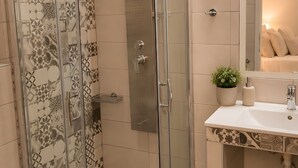 A bathroom with a shower, toilet, sink, and mirror. - Studio Apartment 'Chrissi 104' with Sea View, Wi-Fi and Air Conditioning (Skala Sotiros)