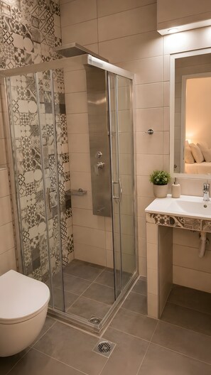 A bathroom with a shower, toilet, sink, and mirror. - Studio Apartment 'Chrissi 104' with Sea View, Wi-Fi and Air Conditioning (Skala Sotiros)