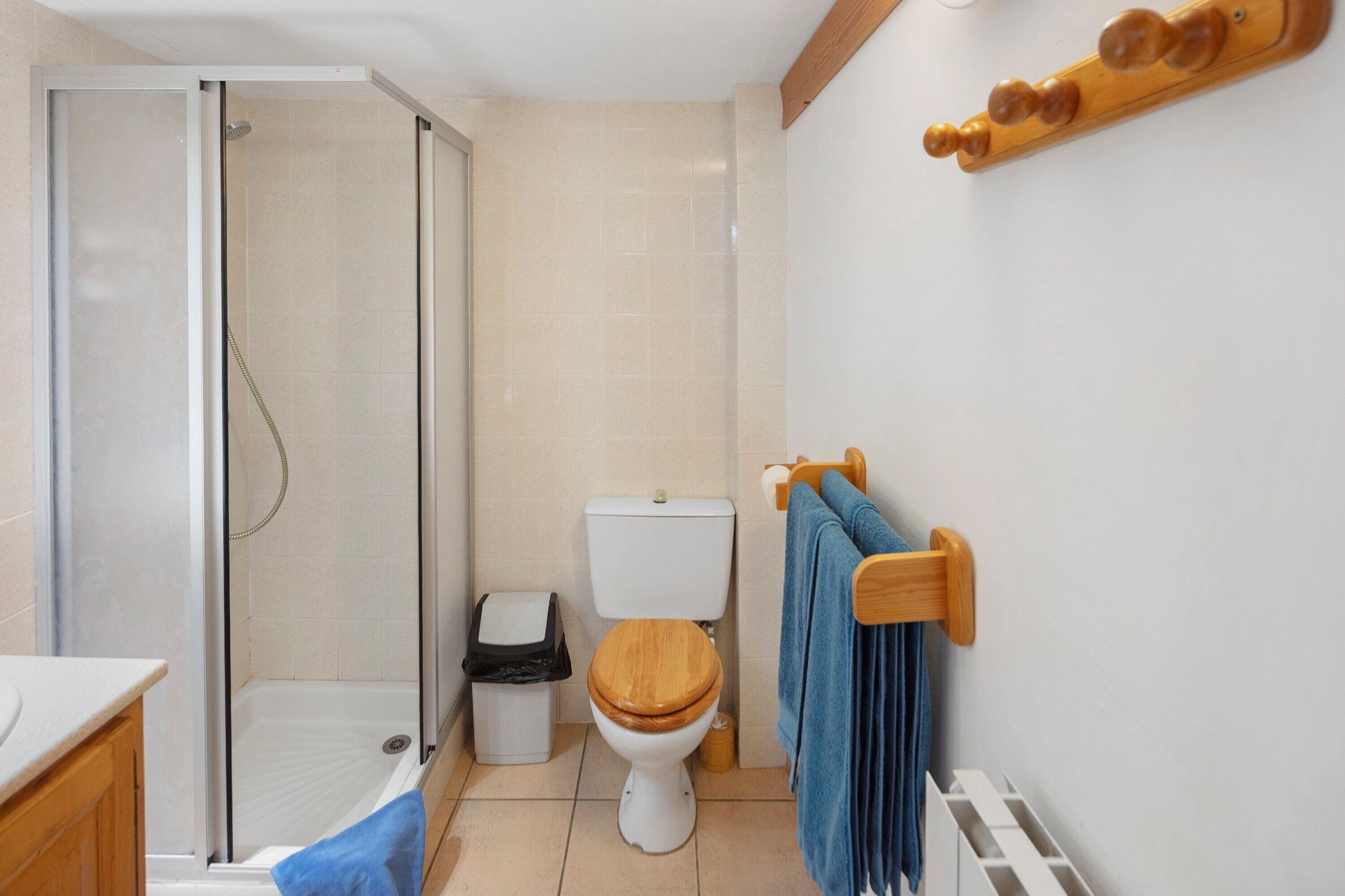 Shower, towels