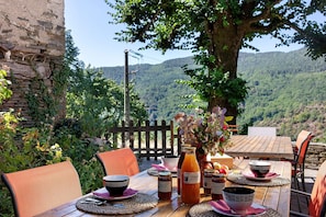 Outdoor dining - Chambres et table d'hôtes de Vernet - Frêne (Saint-Germain-de-Calberte)