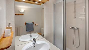 Shower, towels