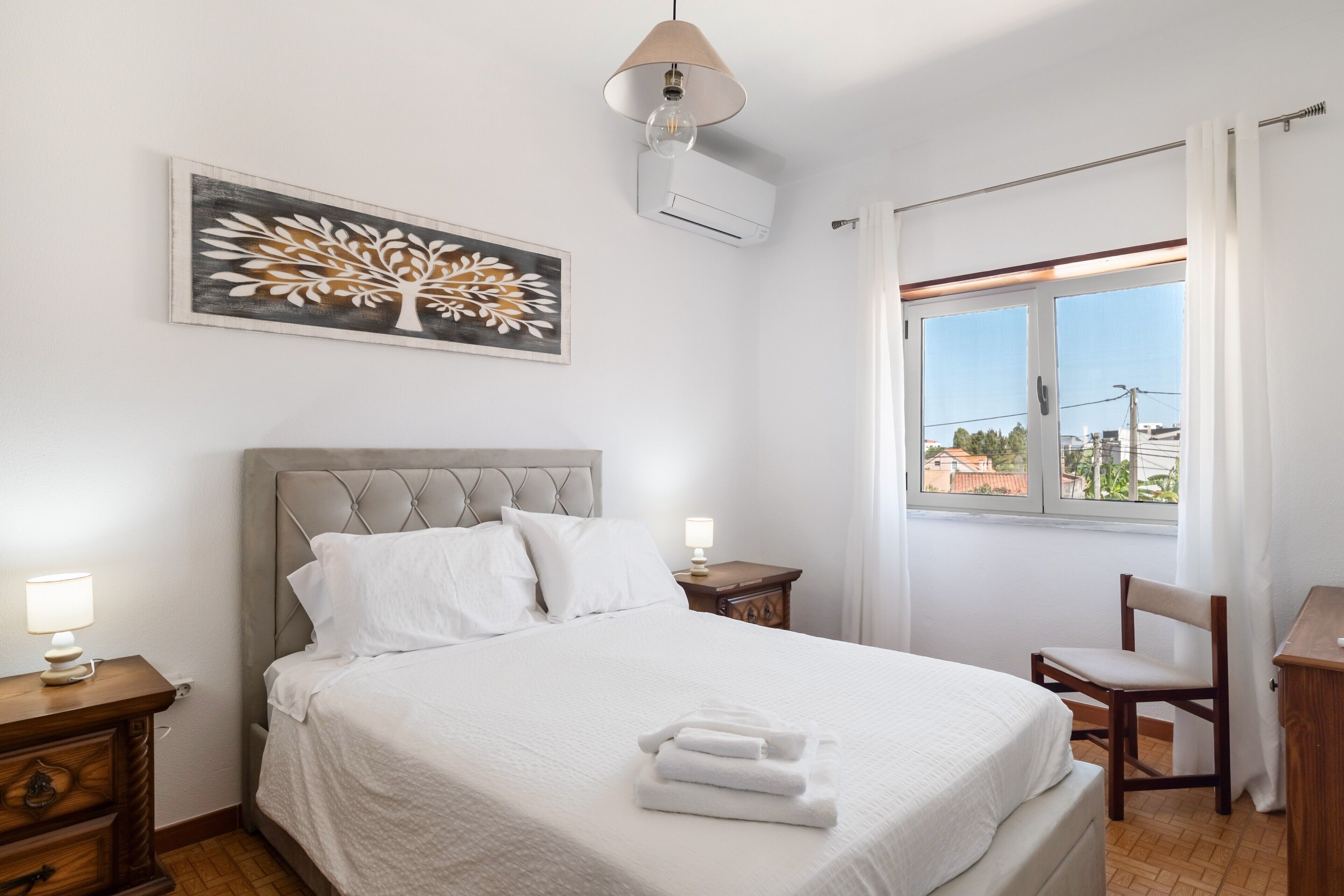 5 bedrooms, iron/ironing board, WiFi, bed sheets