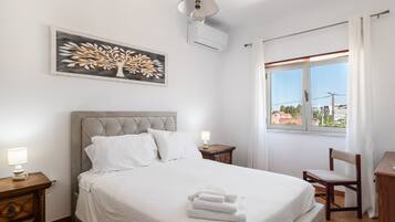 5 bedrooms, iron/ironing board, WiFi, bed sheets