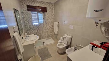 Een douche, een haardroger, handdoeken