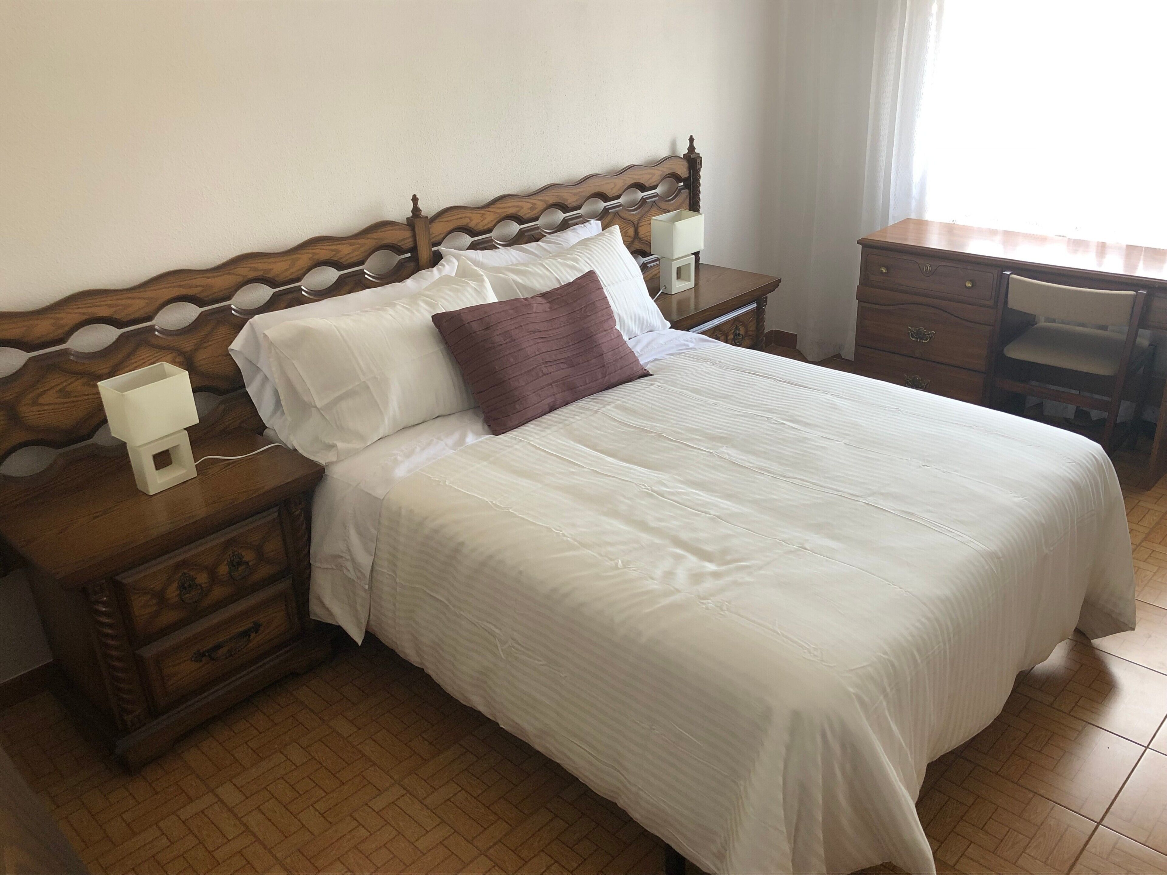 5 bedrooms, iron/ironing board, WiFi, bed sheets