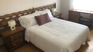 5 bedrooms, iron/ironing board, WiFi, bed sheets