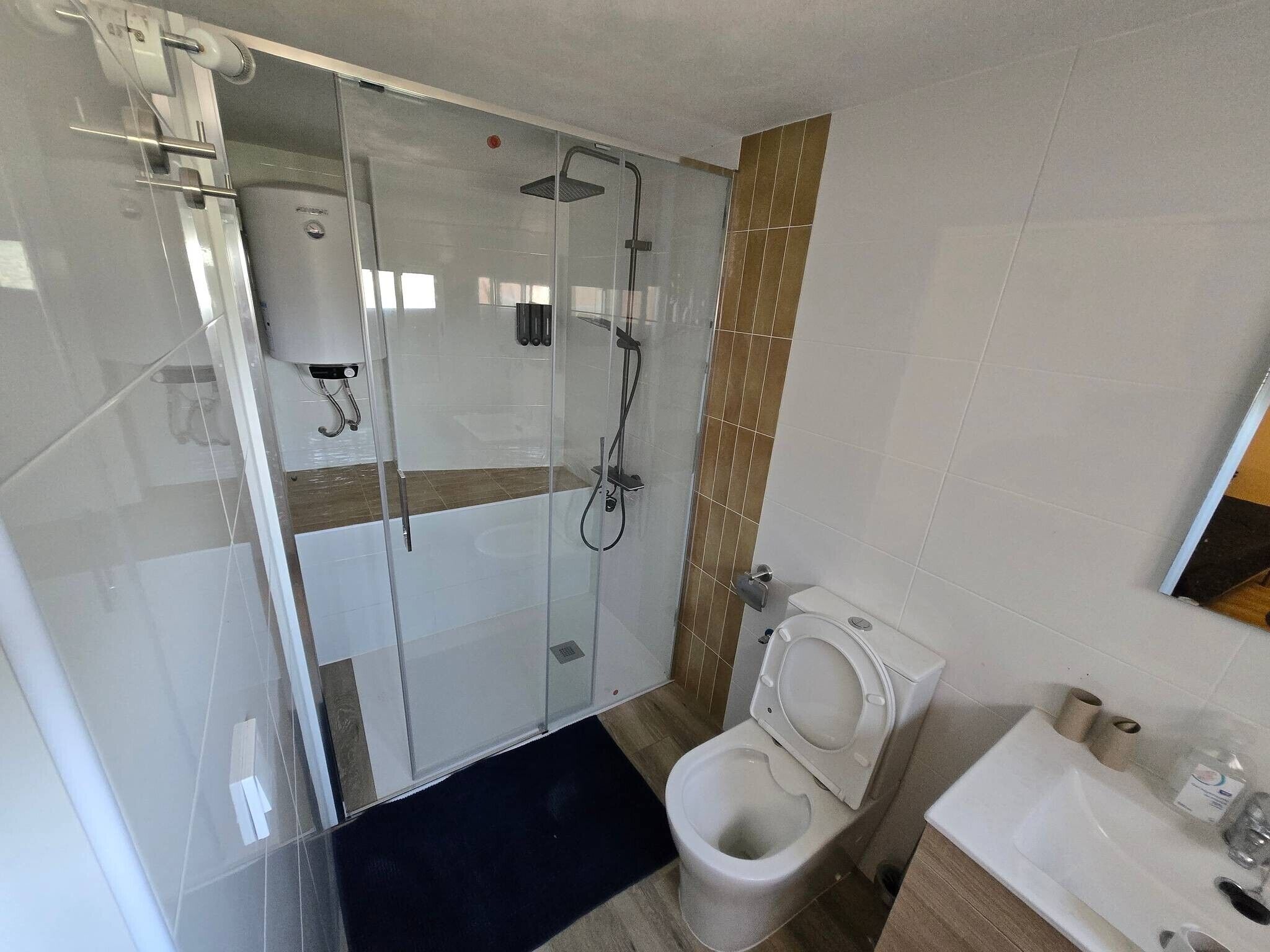 Ducha, secador de pelo y toallas