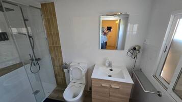 Ducha, secador de pelo y toallas