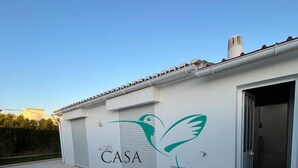 Ein Gebäude mit dem Logo und dem Schriftzug 'CASA COLIBRI' an der Außenwand.