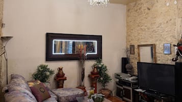 TV, fireplace
