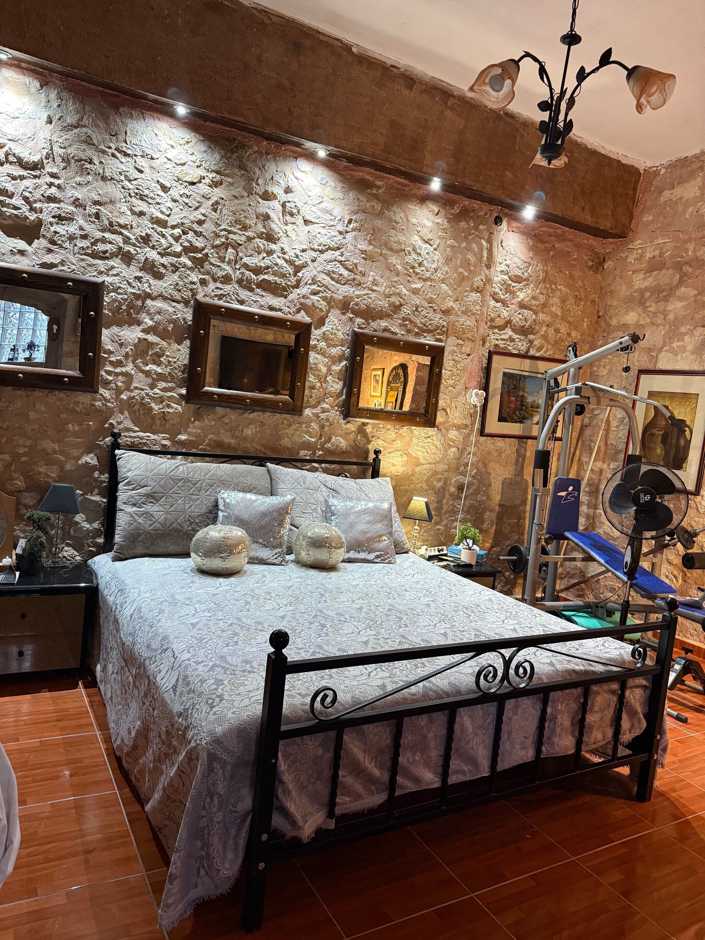 Iron/ironing board, WiFi, bed sheets