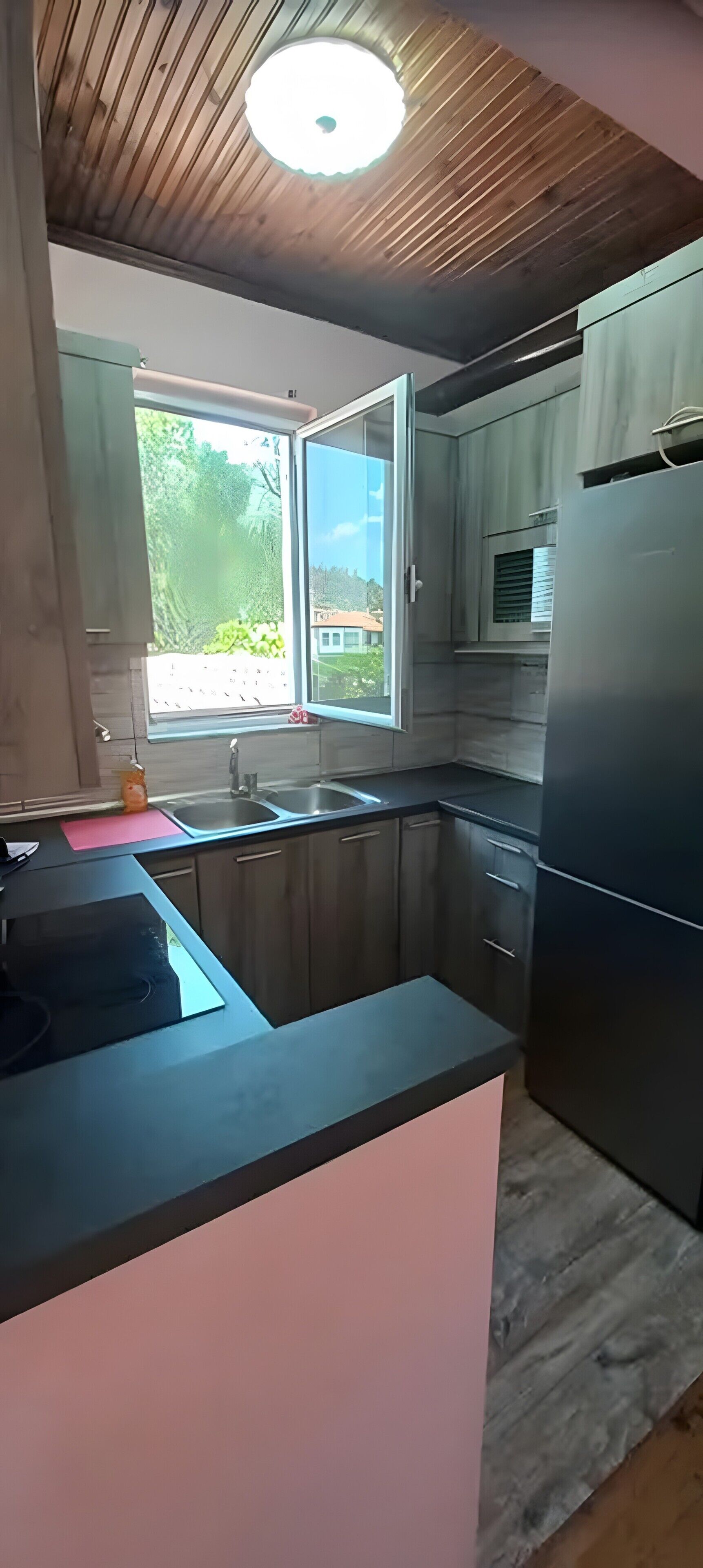 Cafetera o tetera, frigorífico, horno y placa de cocina
