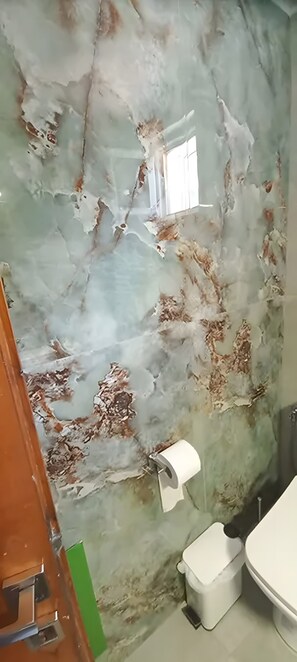 Douche, sèche-cheveux, serviettes fournies