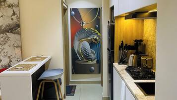 Apartamento económico, balcón, vistas a la ciudad | Cocina privada | Frigorífico, microondas, horno y placa de cocina