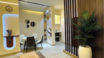 Apartamento económico, balcón, vistas a la ciudad | Interior