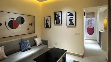 Apartamento económico, balcón, vistas a la ciudad | Zona de estar
