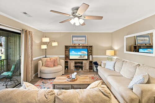 Dogs Stay Free! 2 Bed Condo by the Sea
