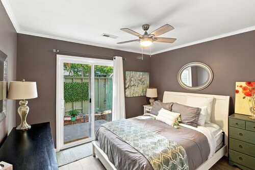 Dogs Stay Free! 2 Bed Condo by the Sea