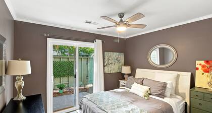Dogs Stay Free! 2 Bed Condo by the Sea