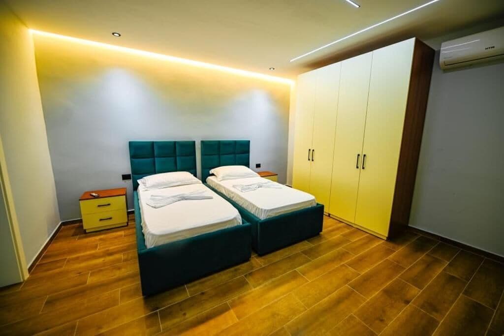 Habitación con 2 camas individuales, balcón, vista al jardín | Cortinas blackout 