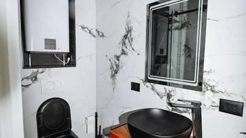 Phòng đôi hoặc 2 giường đơn, quang cảnh vườn | Phòng tắm | Dép đi trong nhà