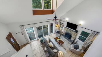 Smart TV y chimenea
