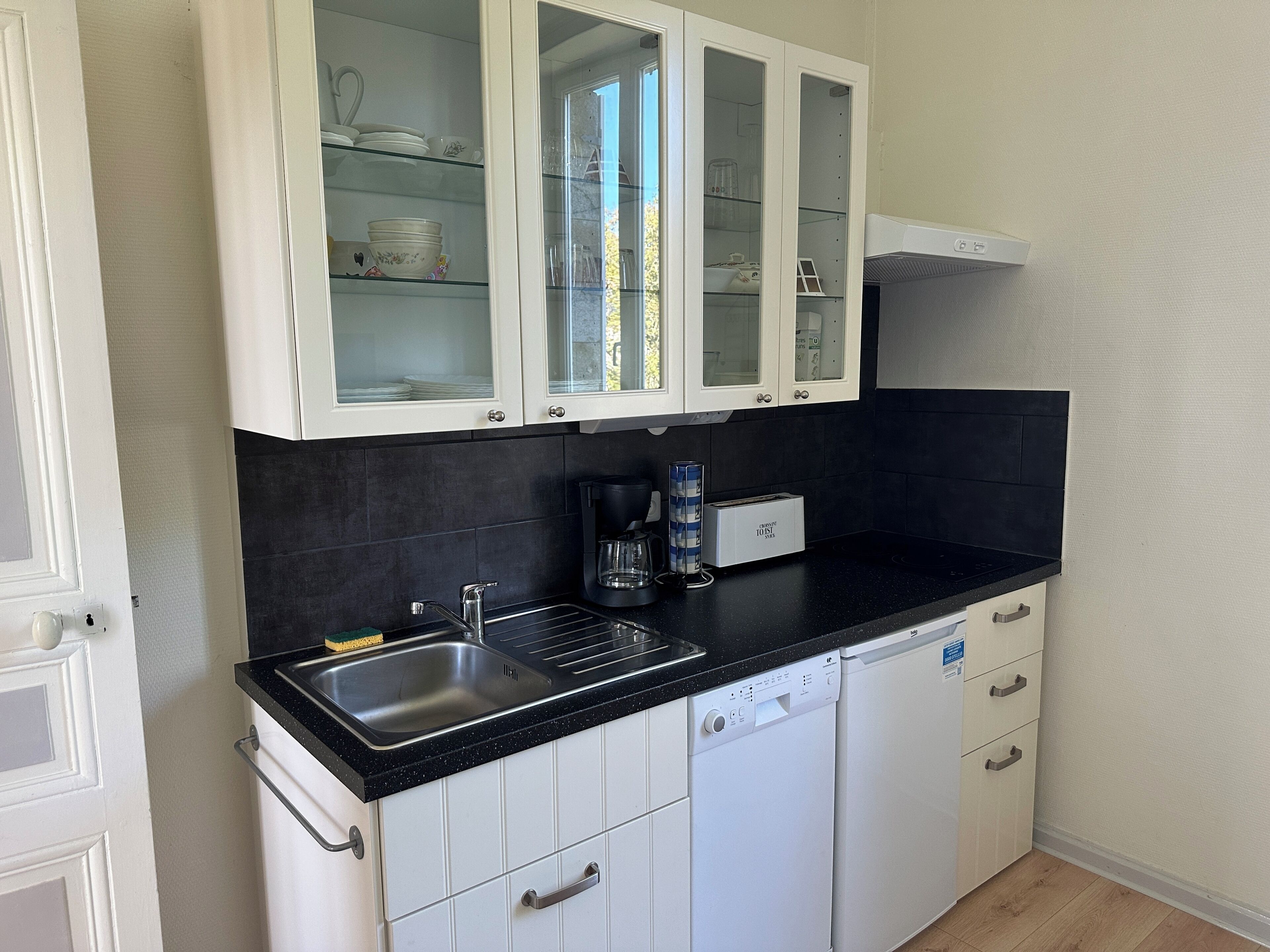 Cafetera o tetera, frigorífico, microondas y placa de cocina