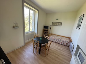 1 bedroom, iron/ironing board, travel crib, WiFi (free) - Apartment in a beautiful house in the countryside near the ocean. (Plévenon)