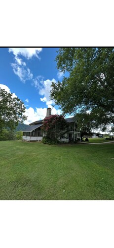 Farmhouse with a country Charm!
