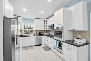Wasserkocher mit Kaffee-/Teezubehör, Kühlschrank, Mikrowelle, Ofen