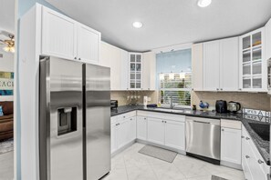 Private kitchen - Right Direction Rentals Tropical Haven Retreat (Port St Lucie)