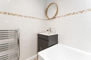 Een douche, een haardroger, handdoeken, zeep