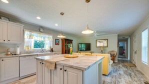 Unclassified image, 5 of 19, button - Pets Welcome! Lexington Getaway w/ Gigantic Yard (Lexington)