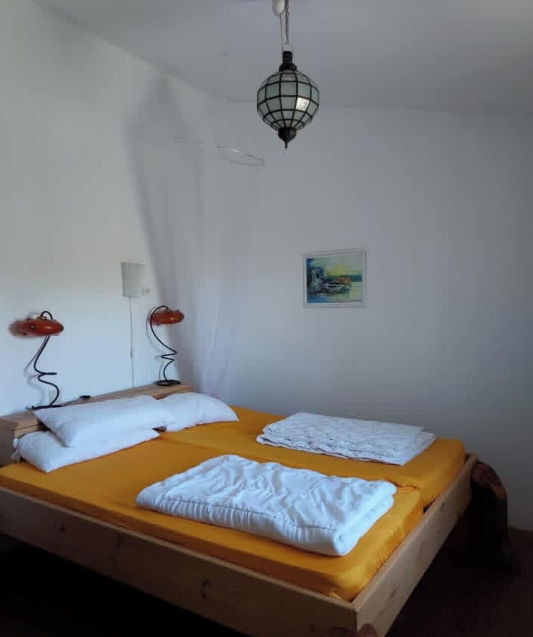 Iron/ironing board, bed sheets