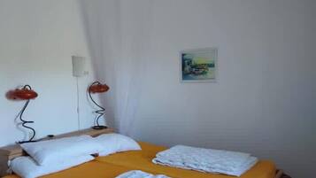 Iron/ironing board, bed sheets