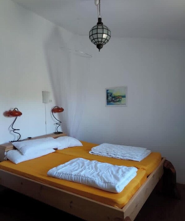 Iron/ironing board, bed sheets