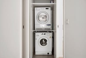 Interior - Spacious Quiet 2BR & Parking City Center by FeelHome (Tel Aviv - Jaffa)