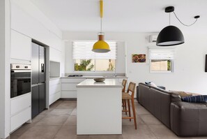 Interior - Spacious Quiet 2BR & Parking City Center by FeelHome (Tel Aviv - Jaffa)