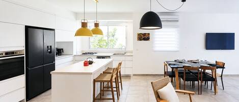 Cafetera y tetera, refrigerador, microondas y horno