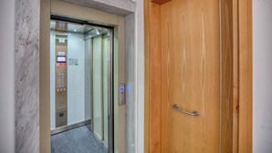 En gang med en trædør og elevator.