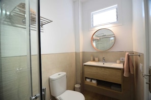 Douche, sèche-cheveux, serviettes fournies, savon