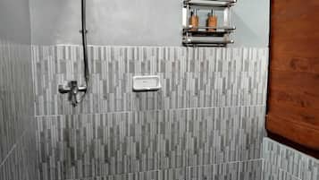 Deluxe Bungalow, Garden View | Bathroom