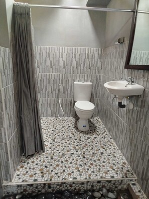 Deluxe Bungalow, Garden View | Bathroom - Borneo Log Cabin Guest House (Tejakula)