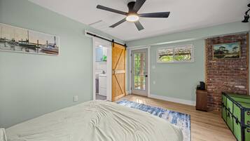 3 bedrooms, desk, WiFi (free), bed sheets