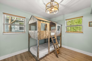 3 bedrooms, desk, WiFi (free), bed sheets