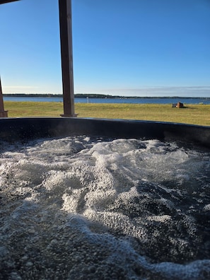 Outdoor spa tub - Waterfront 3-bedroom with Hot Tub (Richibucto)