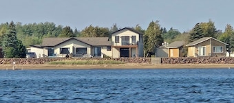 Waterfront 3-bedroom with Hot Tub
