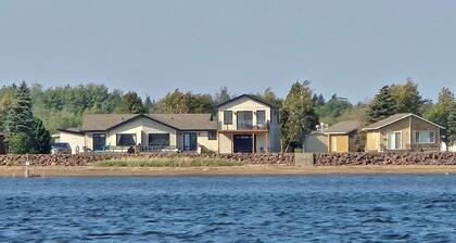 Waterfront 3-bedroom with Hot Tub