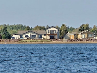Waterfront 3-bedroom with Hot Tub