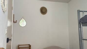 3 bedrooms, iron/ironing board, bed sheets